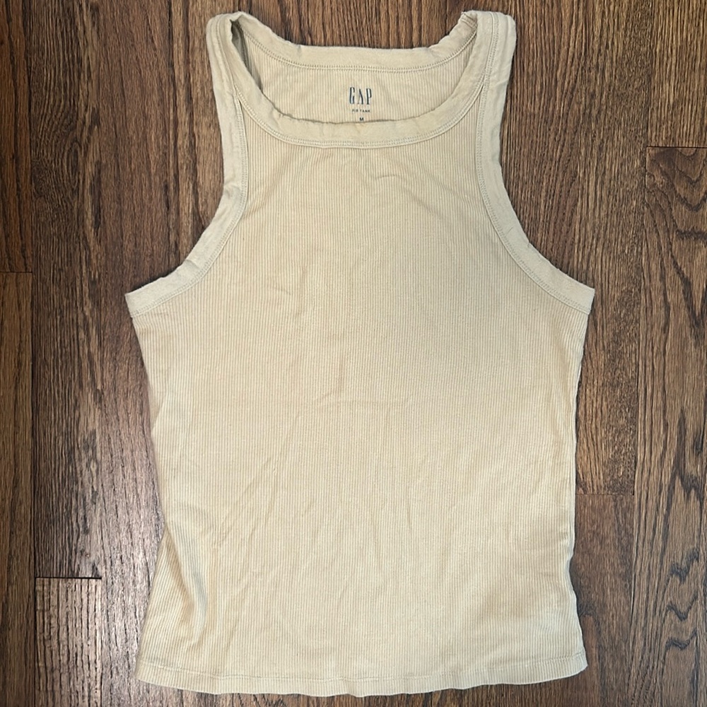 Gap ribbed tank